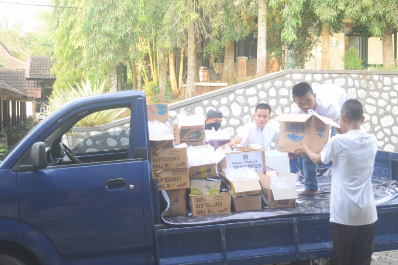Wujud Kepedulian Sosial, Pelajar Wonogiri Bagikan Takjil di Bulan Suci Ramadan 