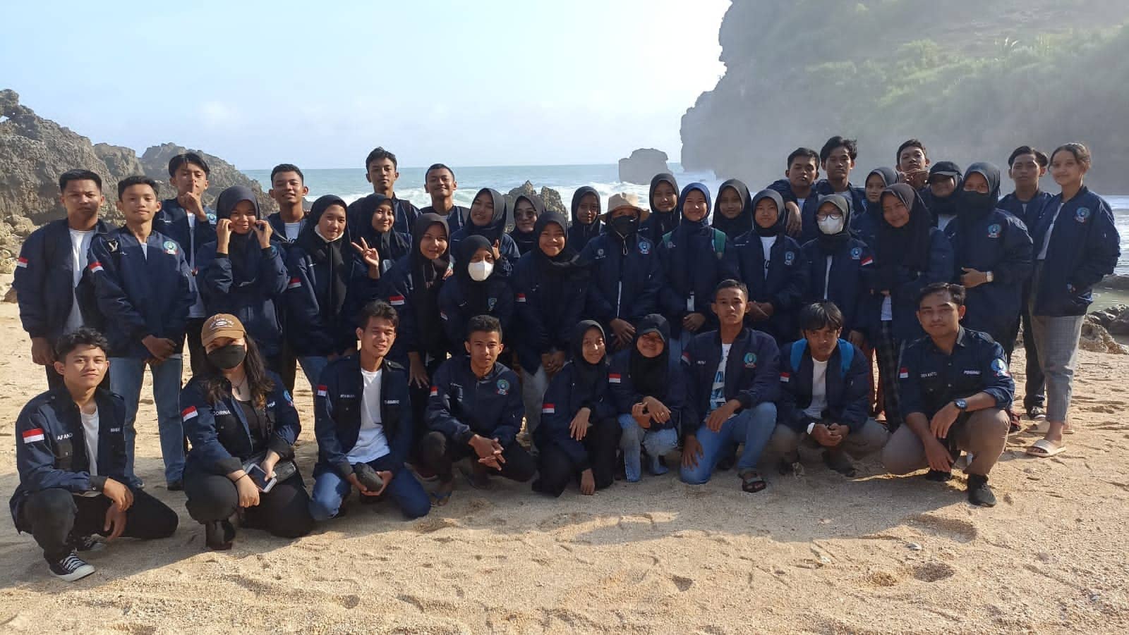 Aksi Pemuda Wonogiri di Pantai Sembukan untuk Jaga Kebersihan Lingkungan