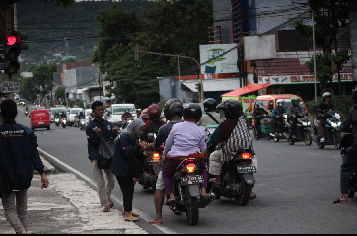 Wonogri Youth Forum Bagikan 1.100 Takjil di Dua Titik Strategis, Tebar Kepedulian di Bulan Ramadan