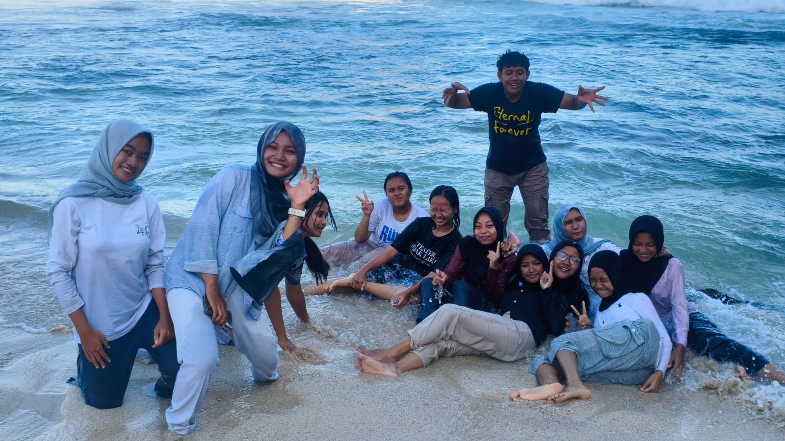 Fun Gathering Wonogiri Youth Forum Perkuat Solidaritas Anggota Melalui Kebersamaan di Pantai Srau
