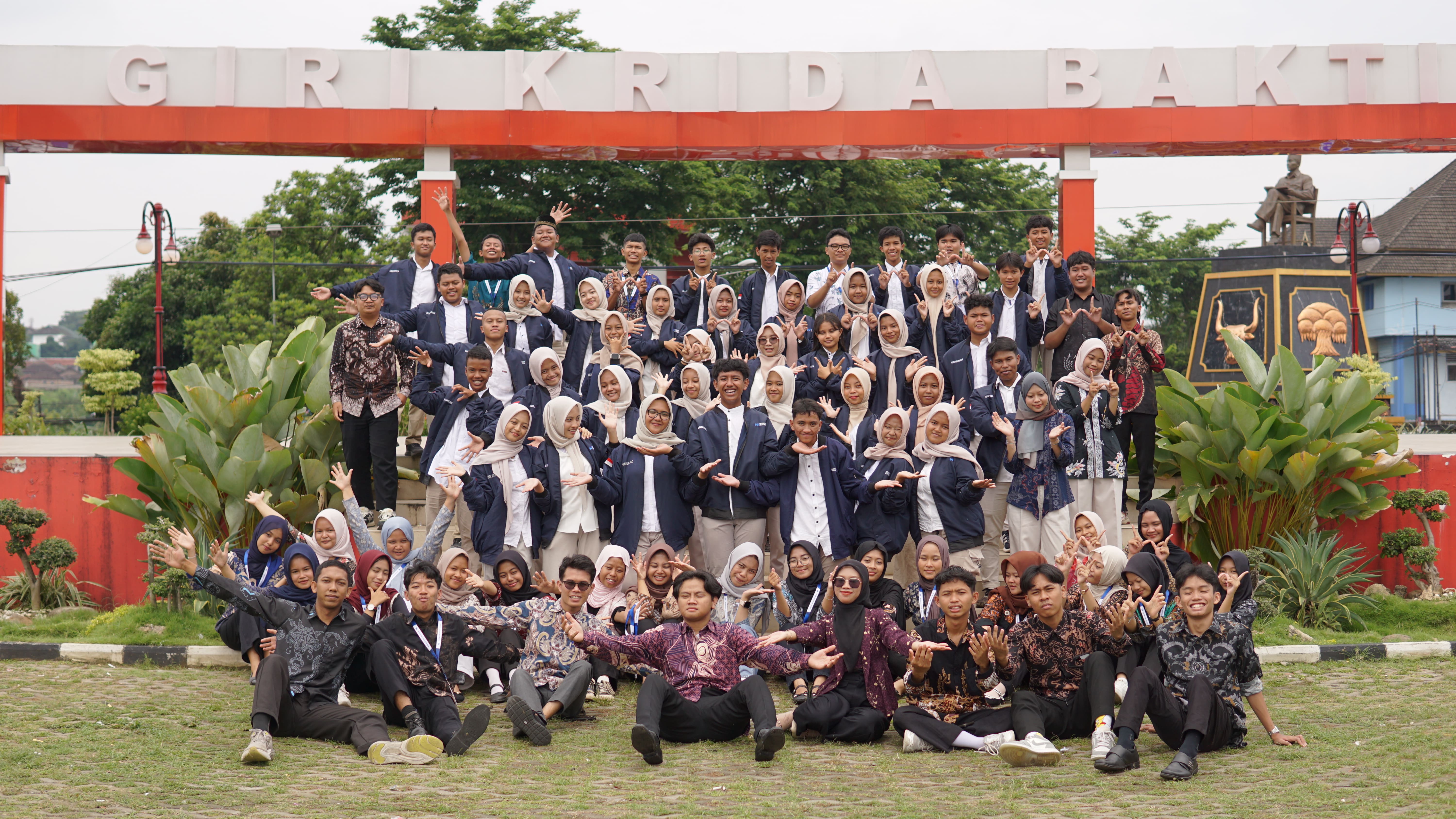Foto Bersama Pengurus WYF